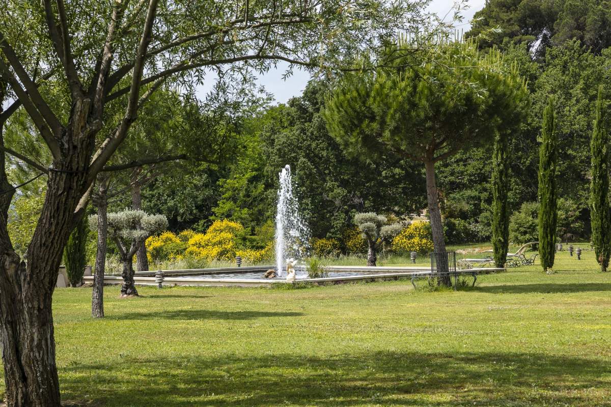 Garden and fountain Park Le Mas de Guilles Charming Hotel in Luberon