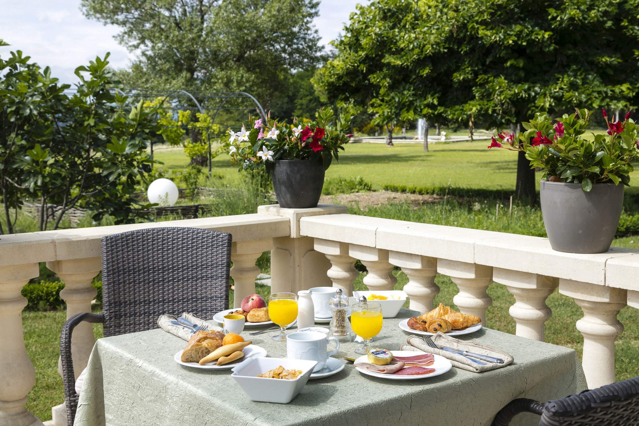 Petit Déjeuner en Terrasse au Mas de Guilles, Hôtel 4 étoiles à Lourmarin dans le Luberon
