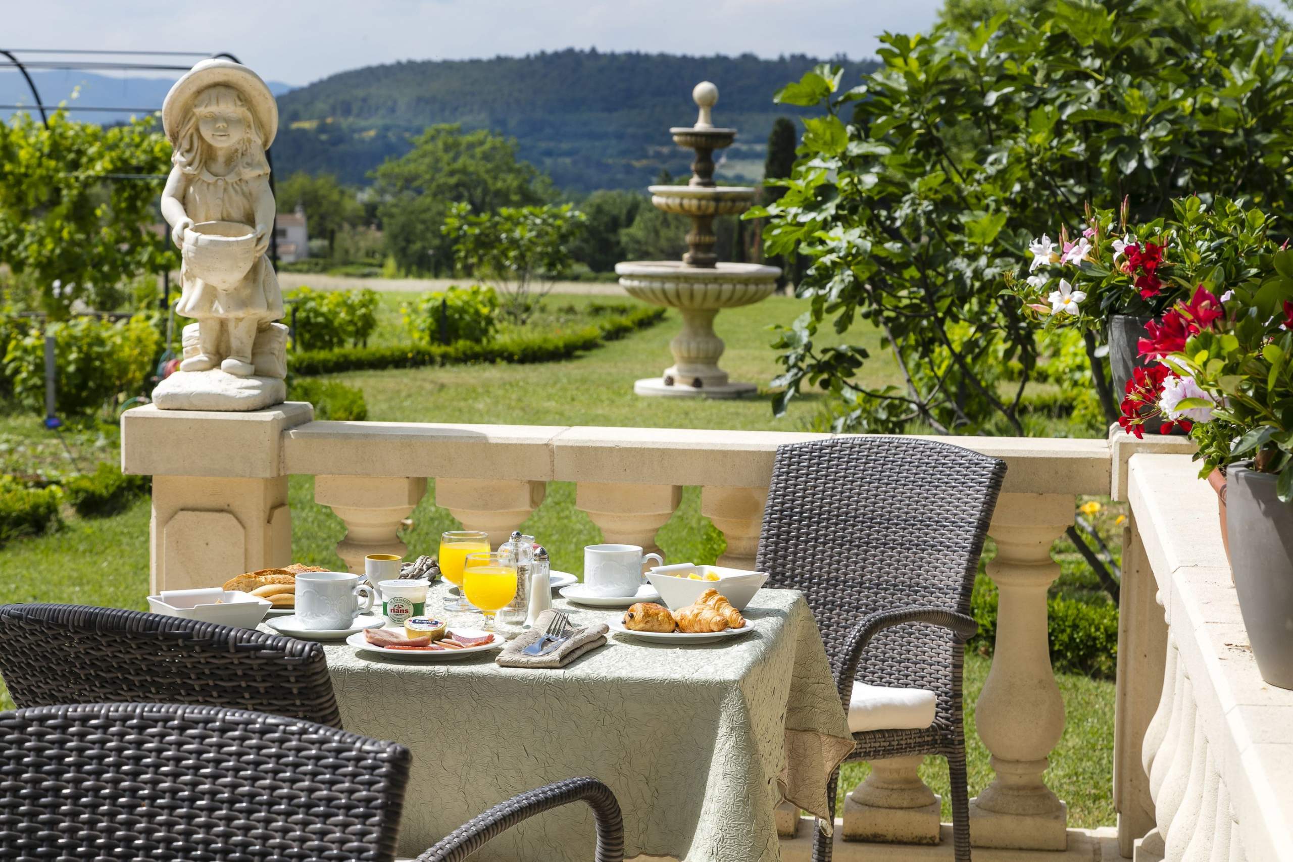 Breakfast table on the terrace Le Mas de Guilles Charming Hotel in Luberon