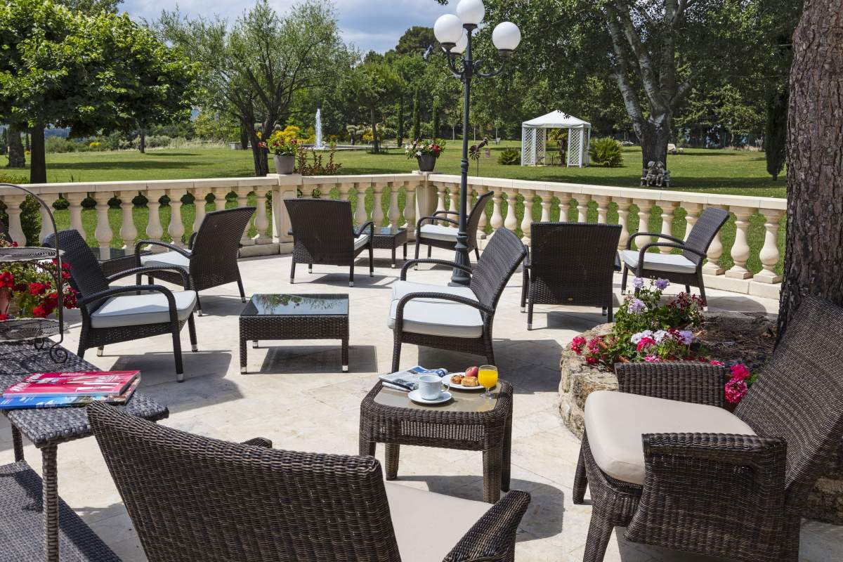 Terrasse du Mas de Guilles, Hôtel de Charme et restaurant à Lourmarin dans le Luberon