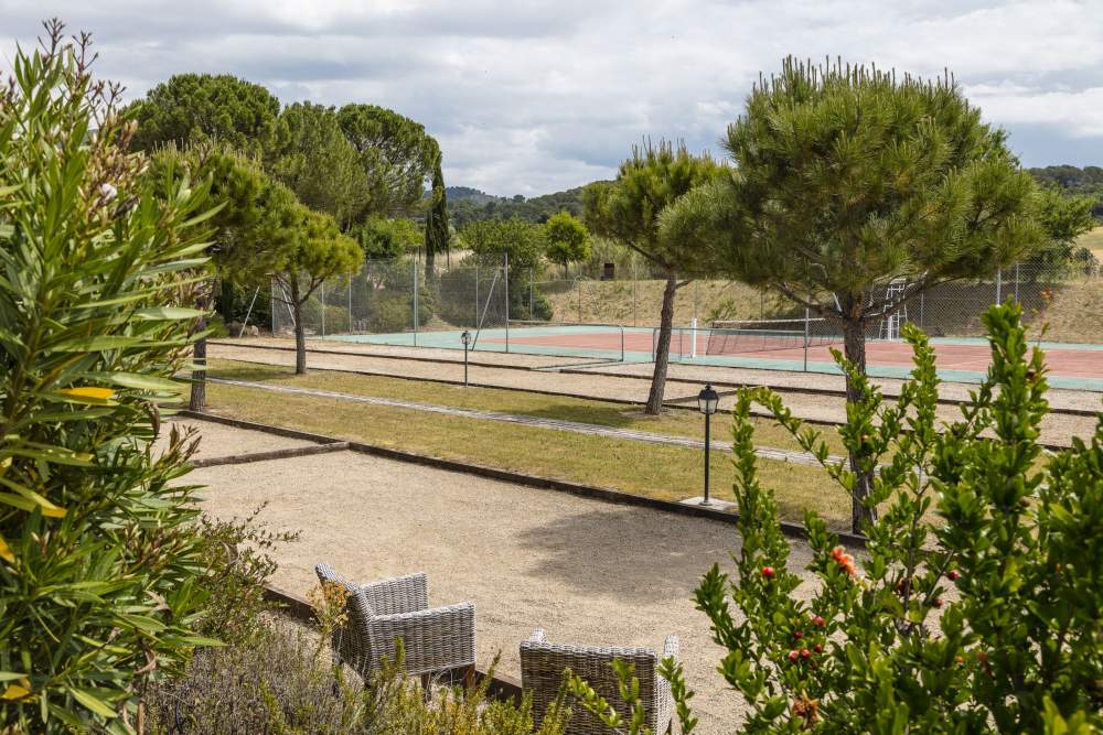 Tennis et boulodrome du Mas de Guilles, Hôtel de Charme à Lourmarin dans le Luberon