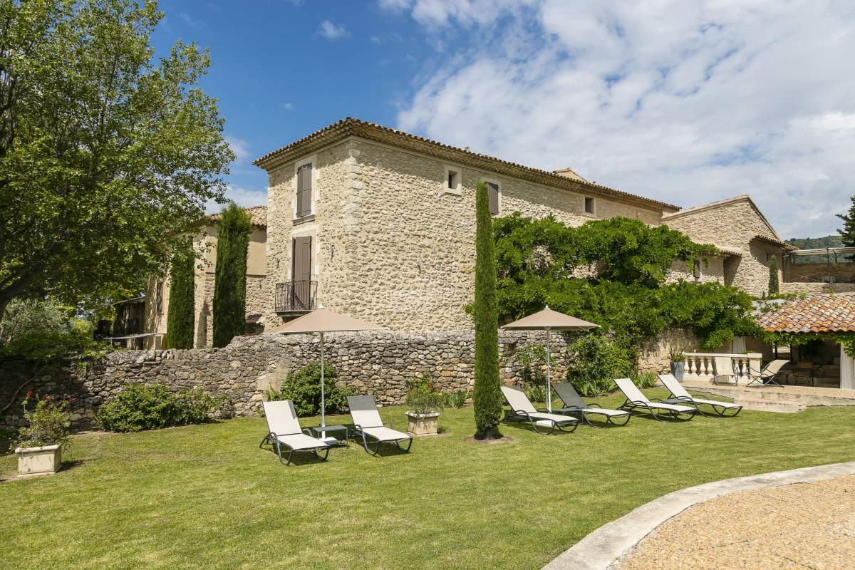 Façade du Mas de Guilles, Hôtel de Charme à Lourmarin dans le Luberon